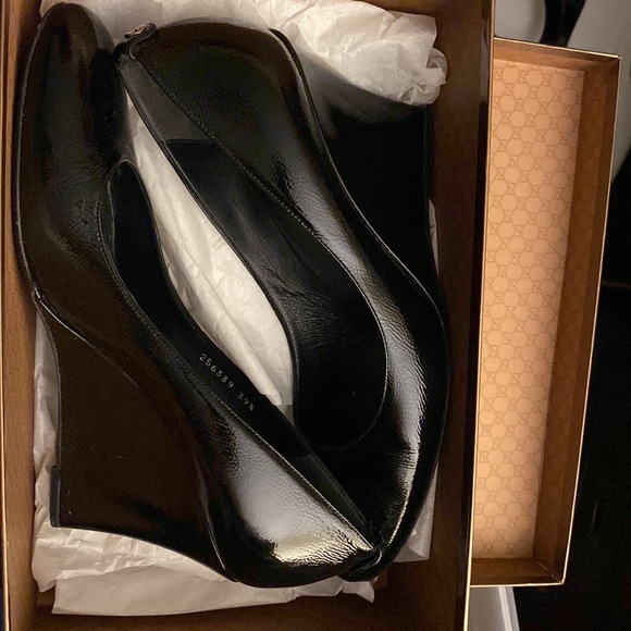 Gucci Vernice Naplack wedge in black. - Picture 9 of 11